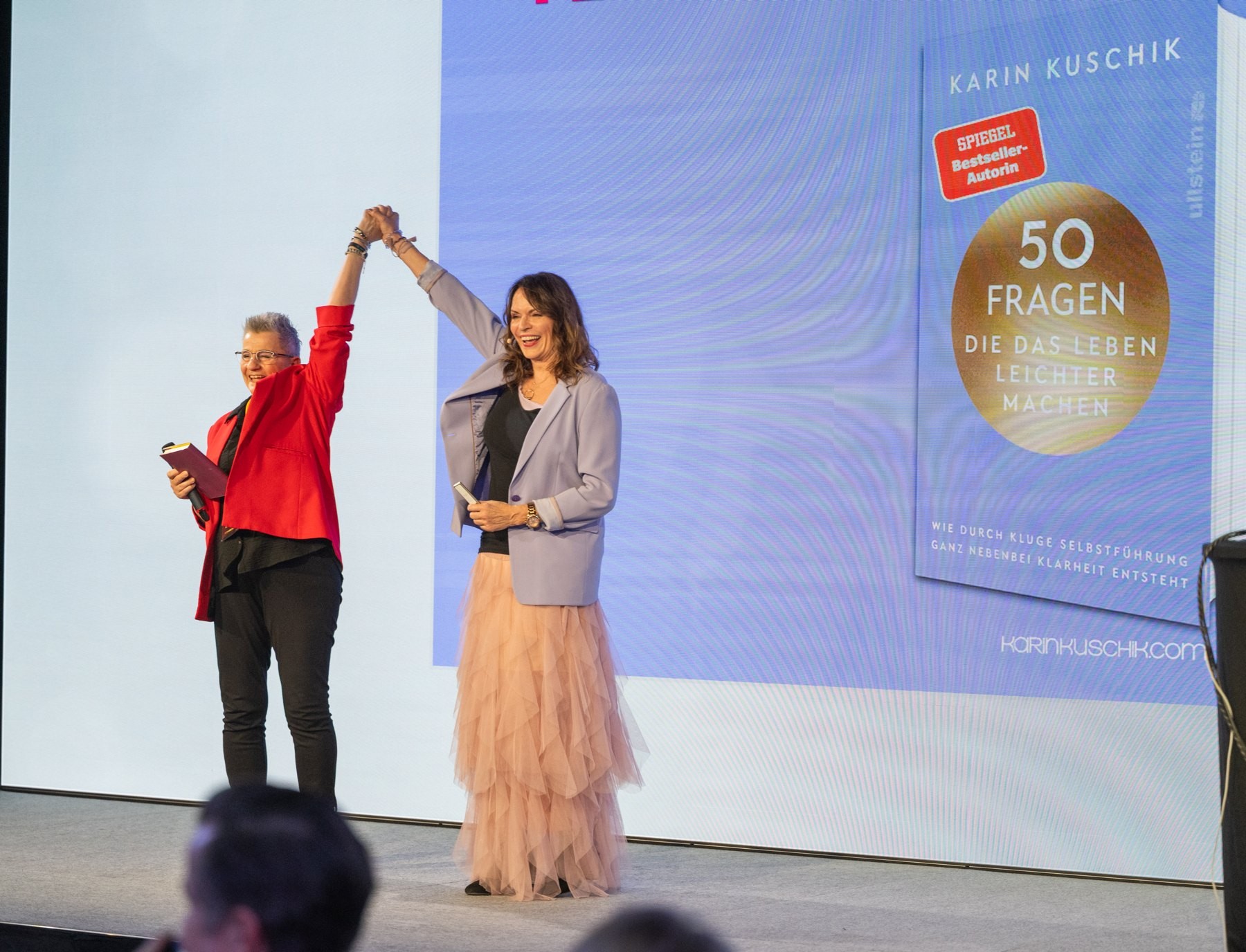 Martina Siegl und Karin Kuschik auf der Bühne